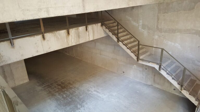 Primer piso y escalera