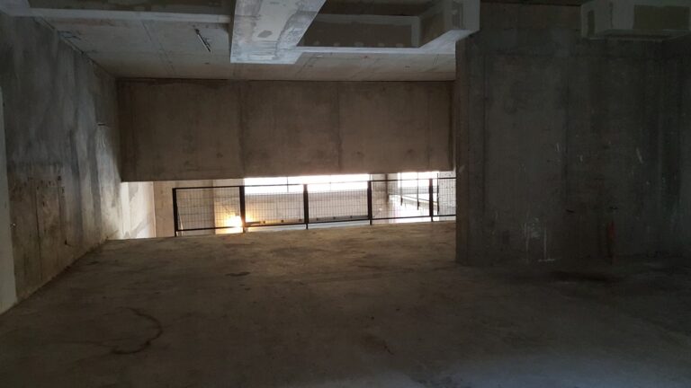 Segundo piso y bajada a escalera